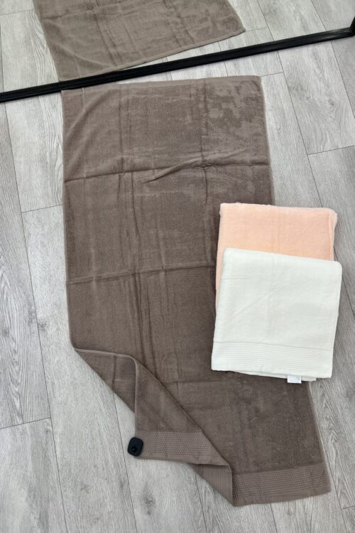 Peshqirë me Ngjyra Tokësore dhe Neutrale: Elegancë për Banjon