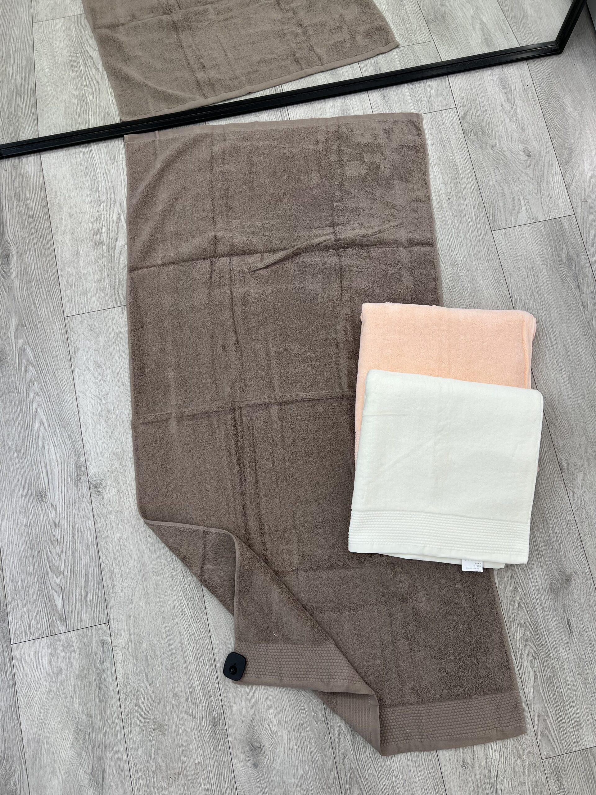 Peshqirë me Ngjyra Tokësore dhe Neutrale: Elegancë për Banjon
