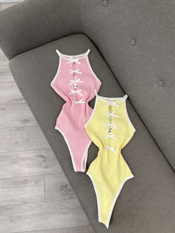 Bodysuit-ë Halter me Detaje Dantelle: Stili Veror në Ngjyra Pastel