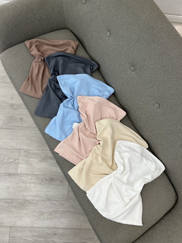 Koleksion topesh bustier në ngjyra pastel dhe neutrale