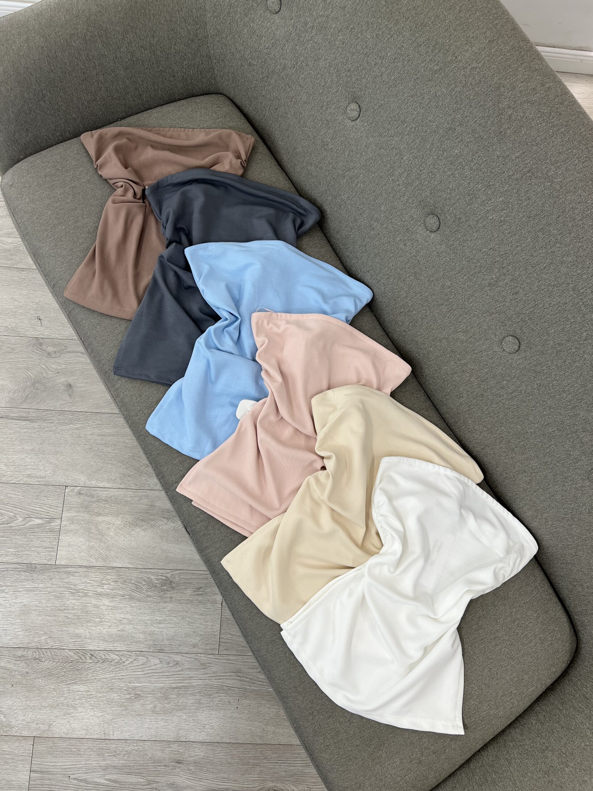 Koleksion topesh bustier në ngjyra pastel dhe neutrale