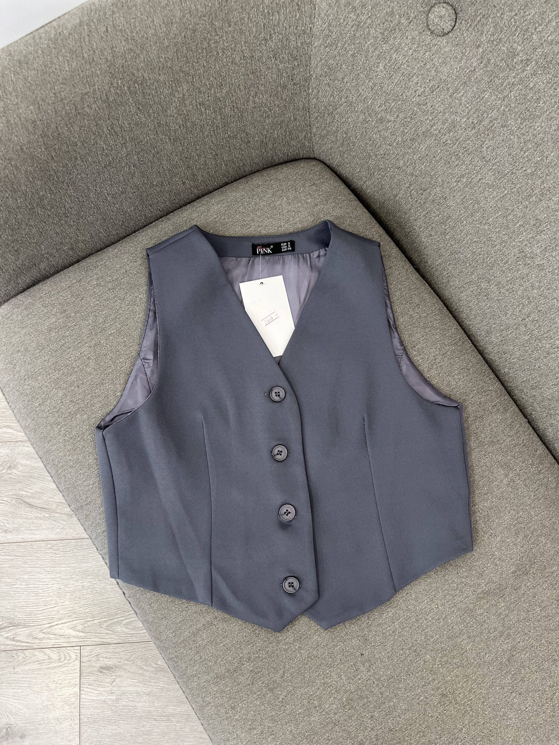 Jelek Elegant Gri me Kopsa, i Përshtatshëm për Veshje Zyrtare ose Casual