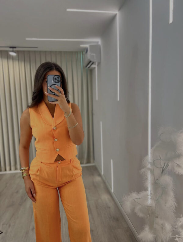 Ansambli Modern Portokalli: Elegancë Verore me Jelek - Figura 2