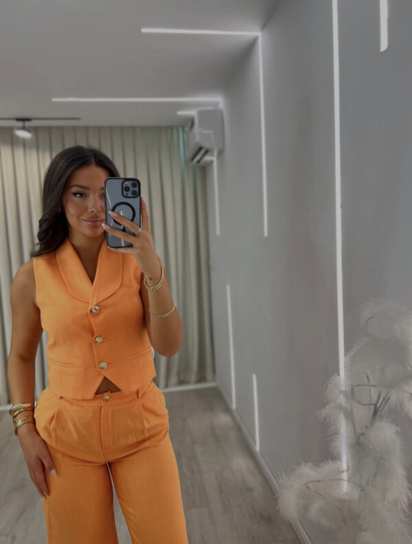 Ansambli Modern Portokalli: Elegancë Verore me Jelek - Figura 3
