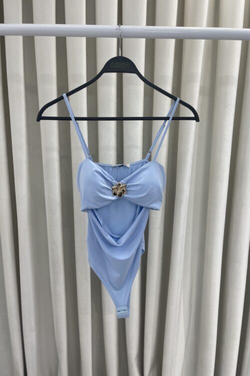 Body Blu Qielli me Prerje në Mes dhe Detaj Shkëlqyes