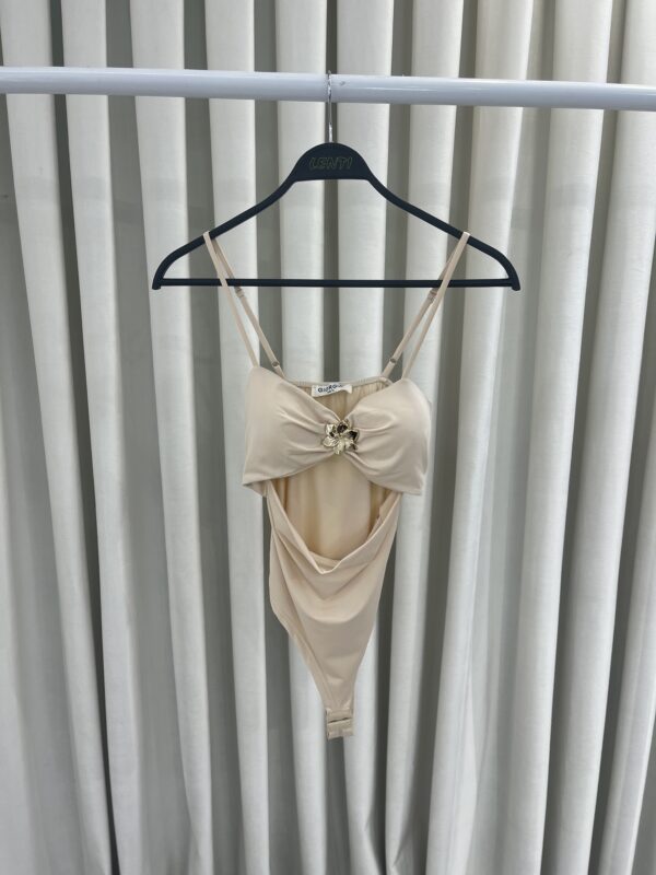 Body Beige me Prerje në Mes dhe Detaj Shkëlqyes