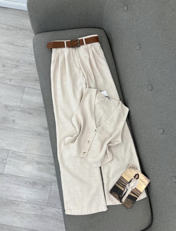 Komplet Beige i Lehtë me Pantallona të Gjëra dhe Jelek