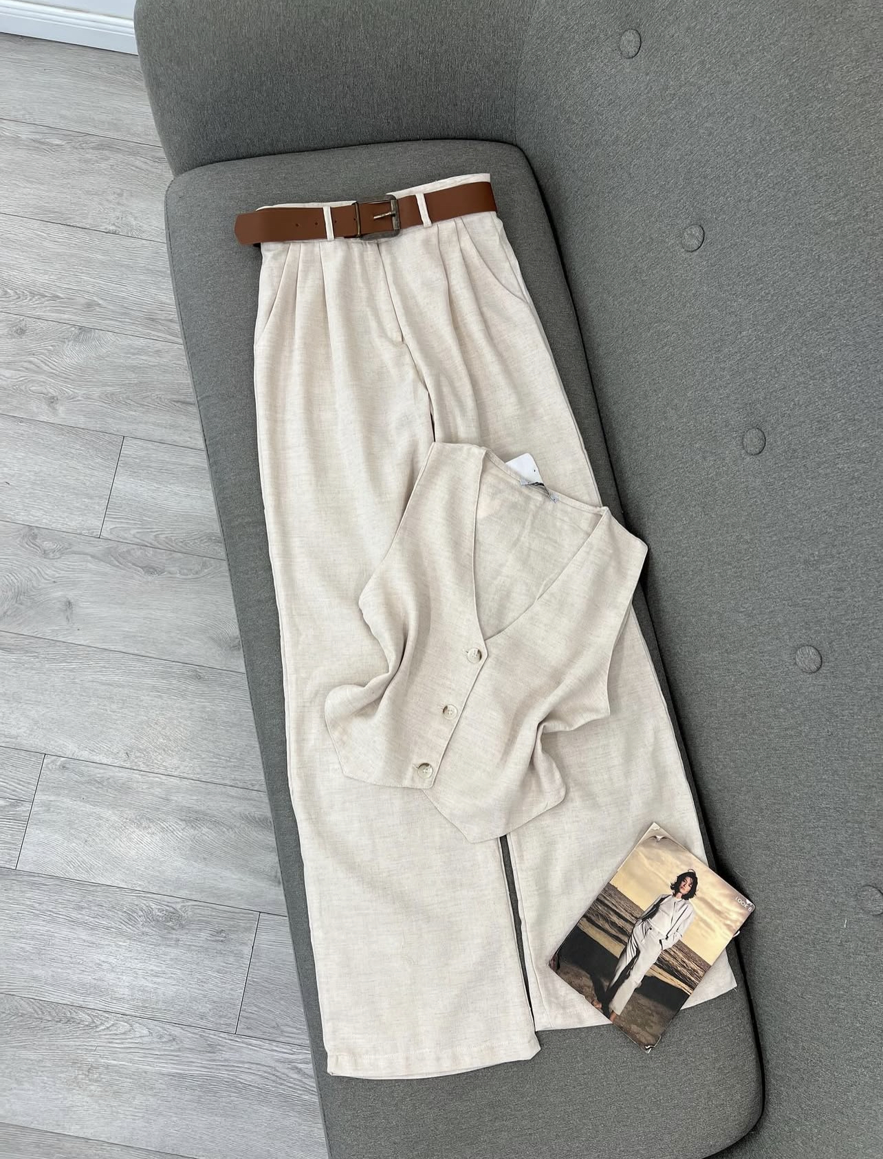 Komplet Beige i Lehtë me Pantallona të Gjëra dhe Jelek