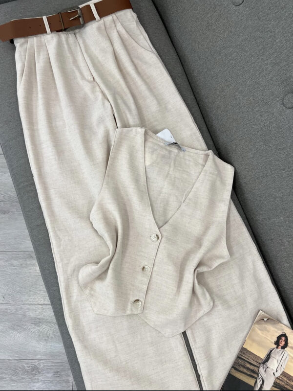 Komplet Beige i Lehtë me Pantallona të Gjëra dhe Jelek - Image 2