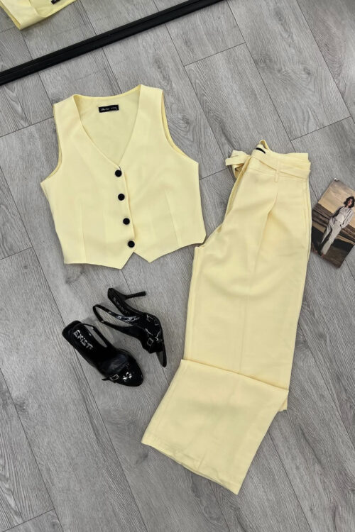 Set i Verdhë Pastel me Jelek dhe Pantallona të Gjëra