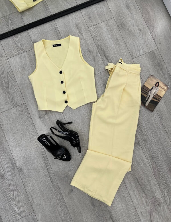 Set i Verdhë Pastel me Jelek dhe Pantallona të Gjëra