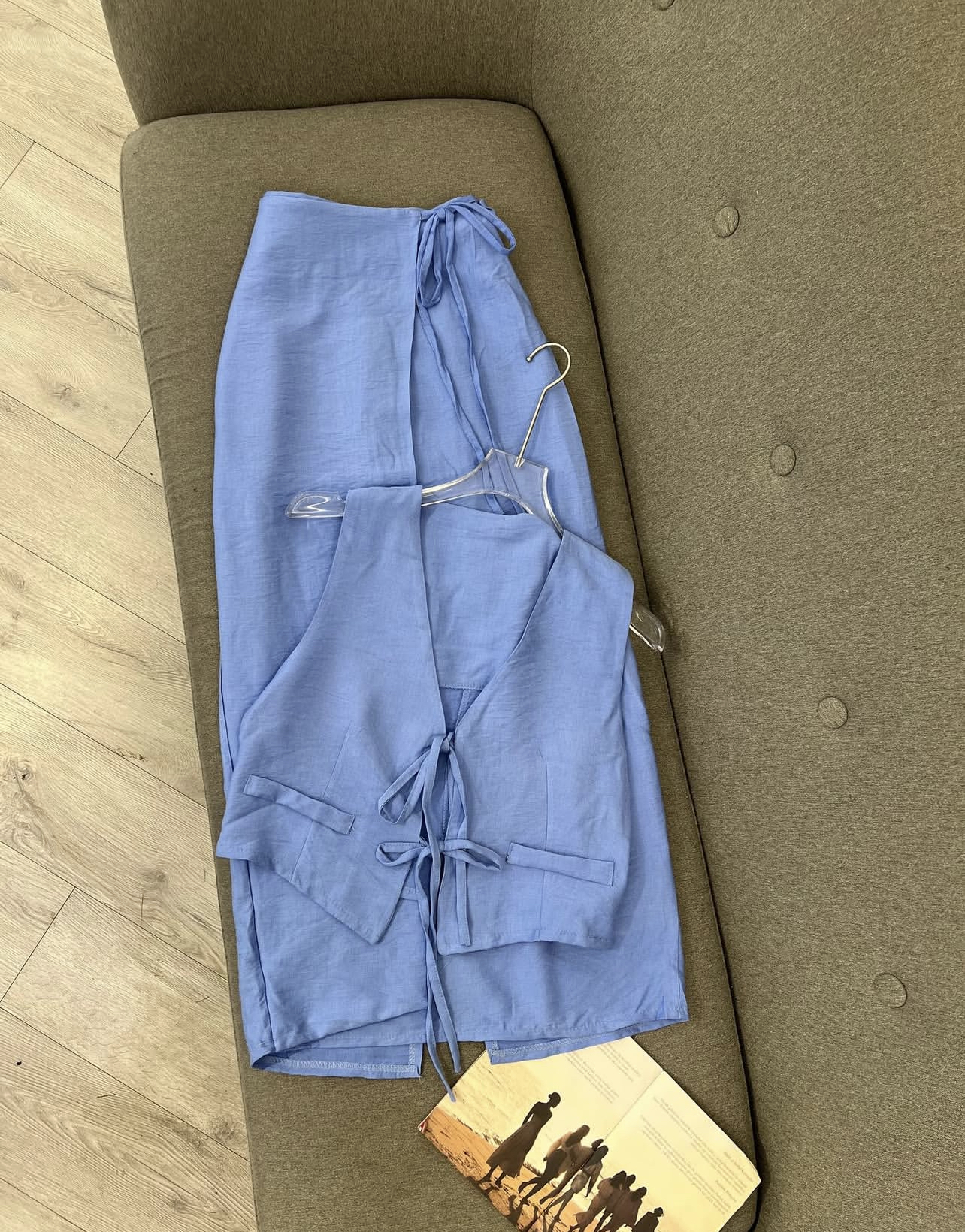 Set Blu i Çelët “Linen Look”: Jelek me Lidhëse dhe Pantallona të Gjëra Komode