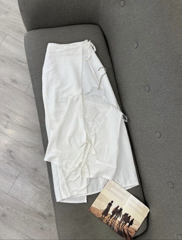 Set i Bardhë "Linen Look": Jelek me Lidhëse dhe Pantallona të Gjëra me Bel të Lartë