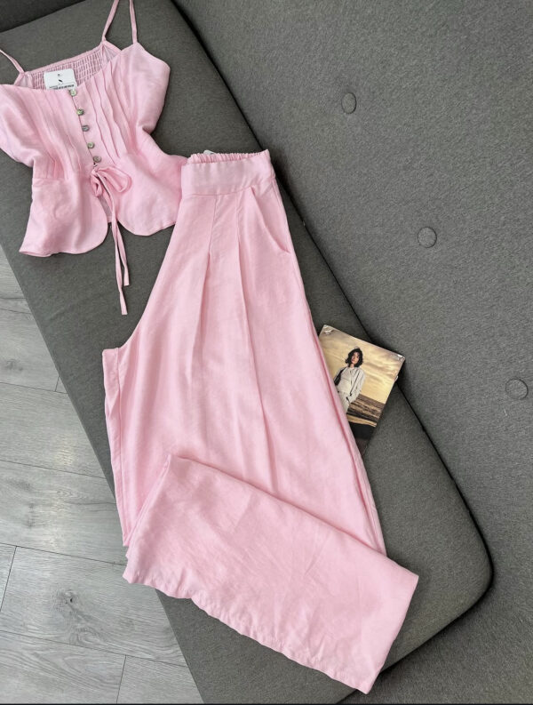 Set Rozë Pastel: Top i Drapuar me Rripa dhe Pantallona të Gjëra me Palë - Figura 3
