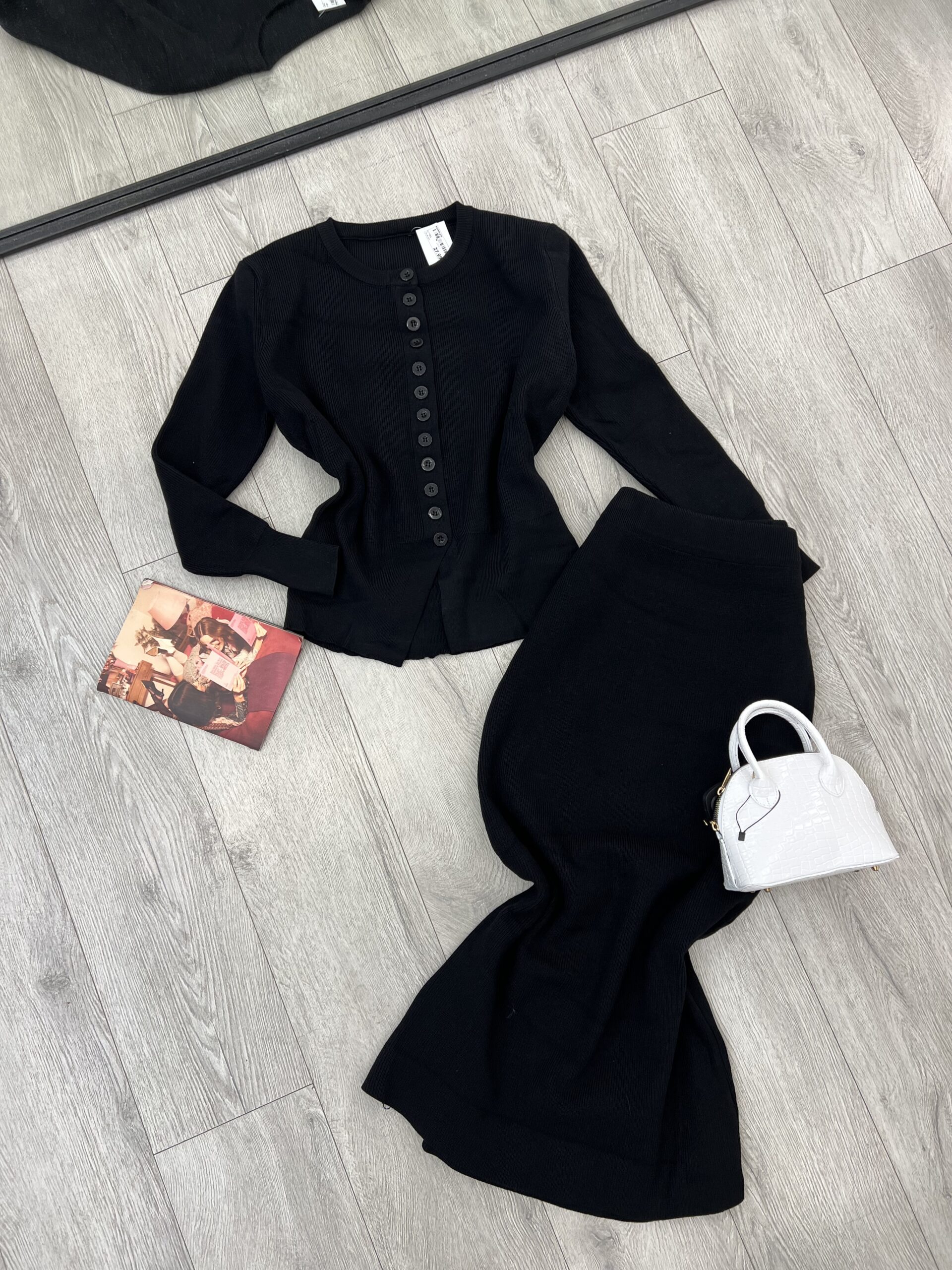 Set i thurur, elegant dhe klasik me ngjyrë të zezë