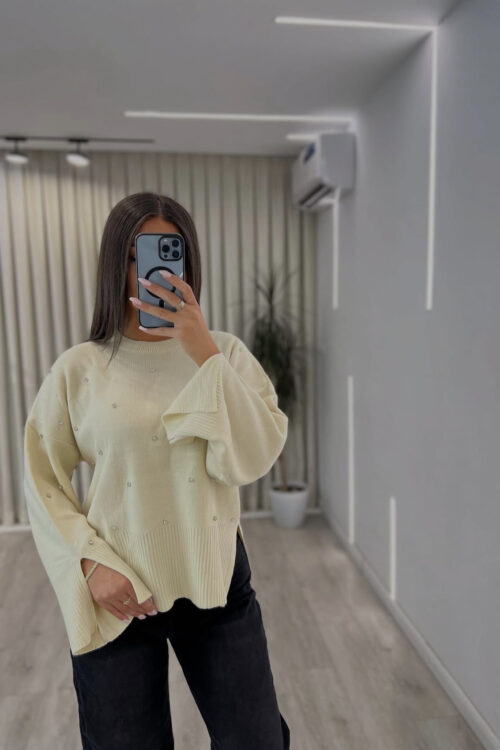 Xhamper krem me perla dhe mëngë të gjera