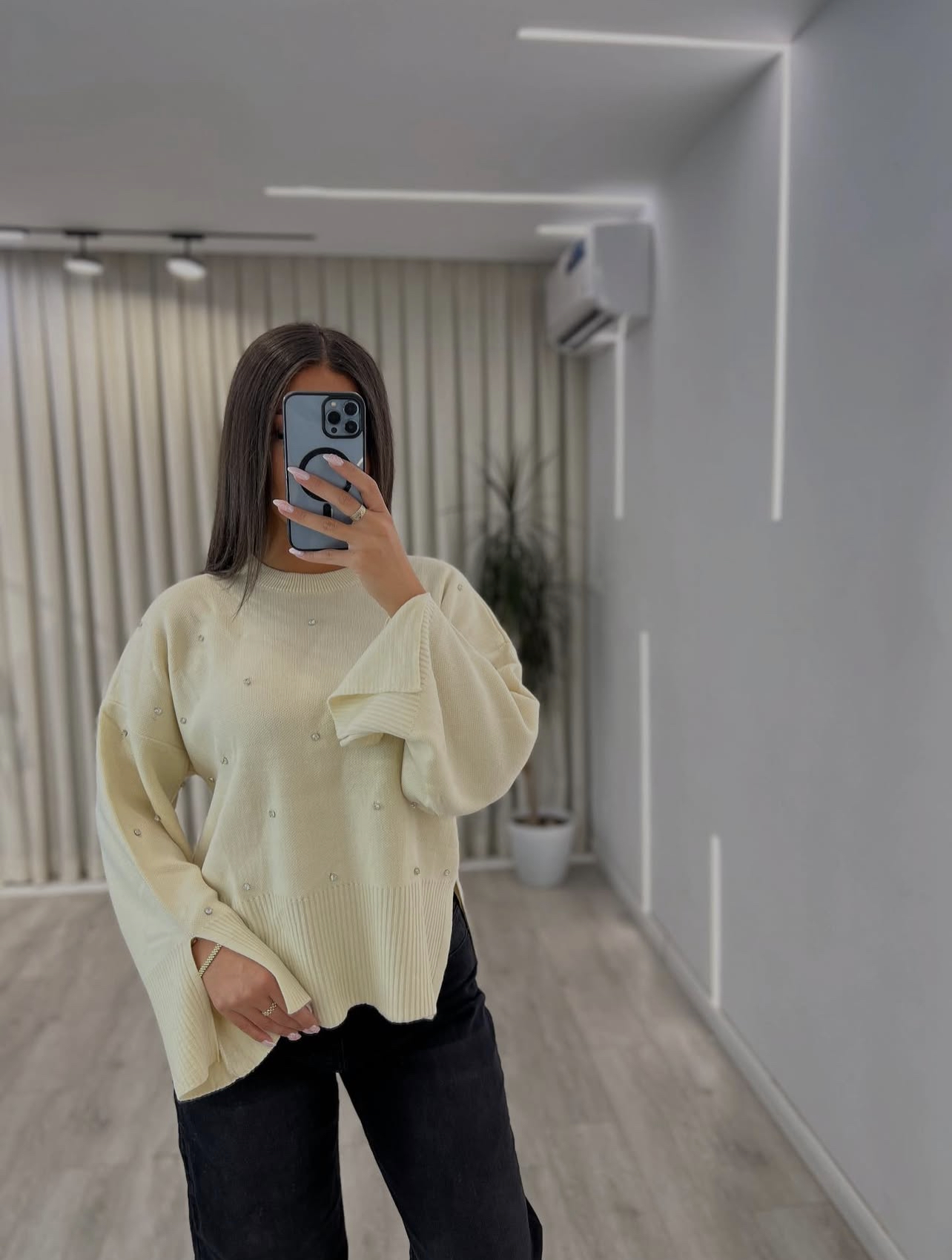 Xhamper krem me perla dhe mëngë të gjera