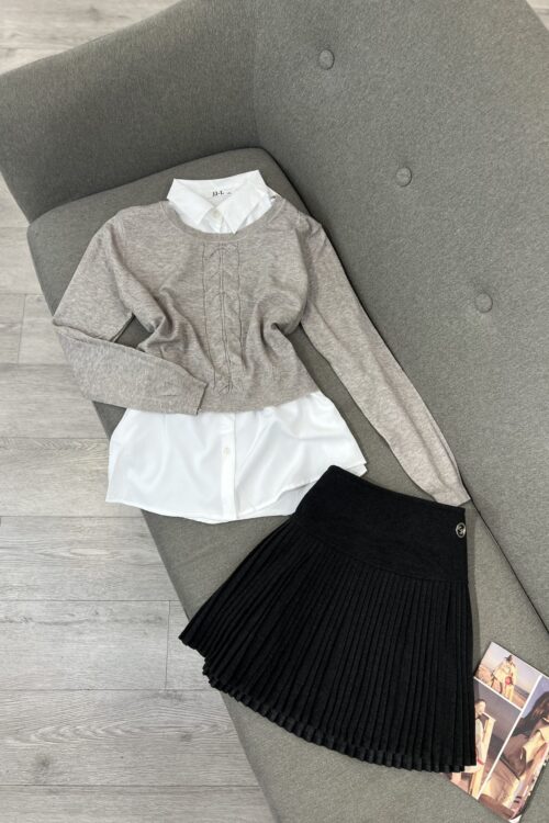 Bluza e thurur është ngjyrë bezhë.