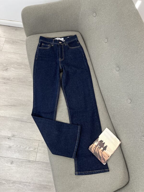 Xhinse të errëta me prerje bootcut