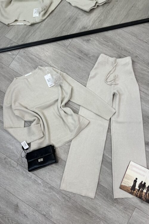 Kompleti me triko ngjyrë bezhë me detaj puplash