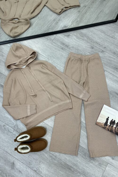 Komplet me triko me ngjyrë kafe