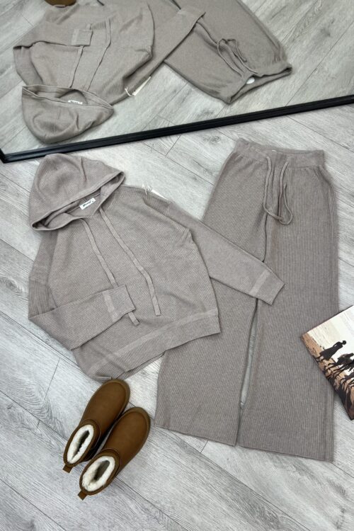 Komplet me triko ngjyrë bezhë