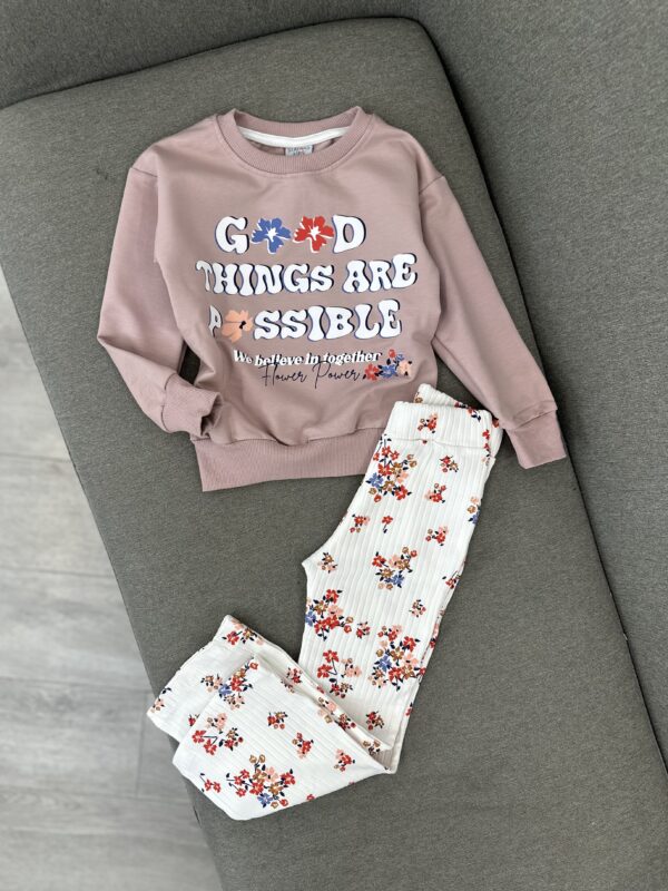 Komplet me bluzë rozë me mbishkrim dhe tuta me lule