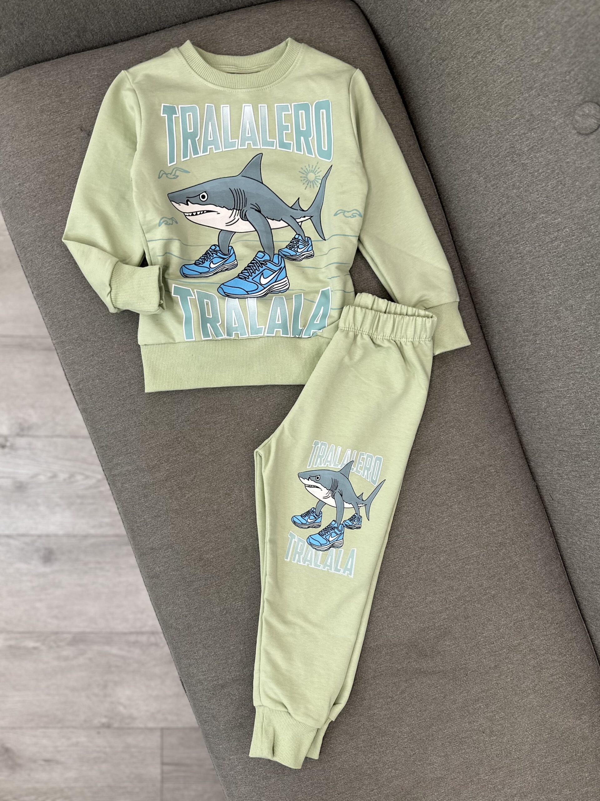 Set veshjesh për fëmijë me dizajnin e peshkaqenit me atlete.