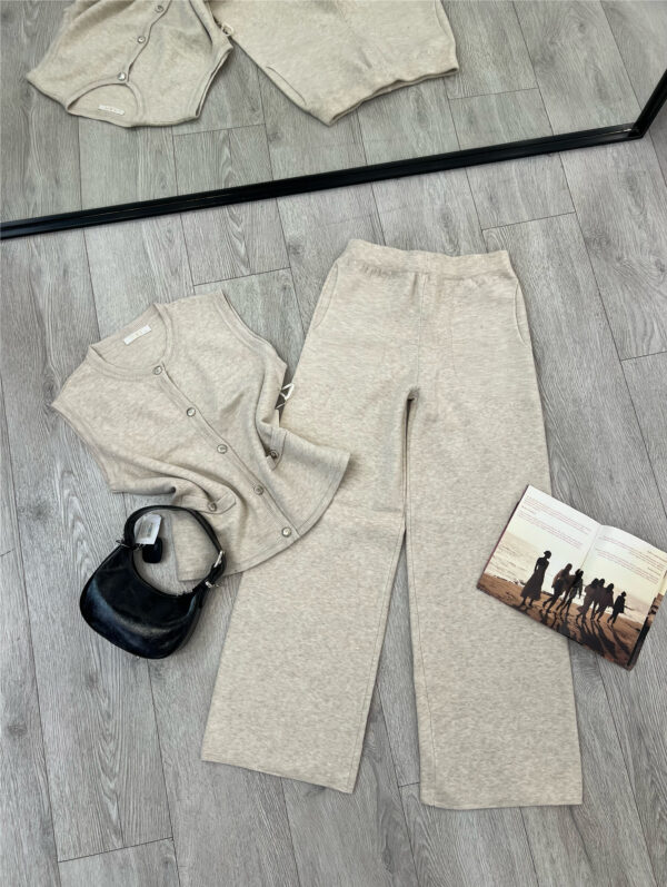 Set veshjesh për kohë të lirë, në ngjyrë bejzh