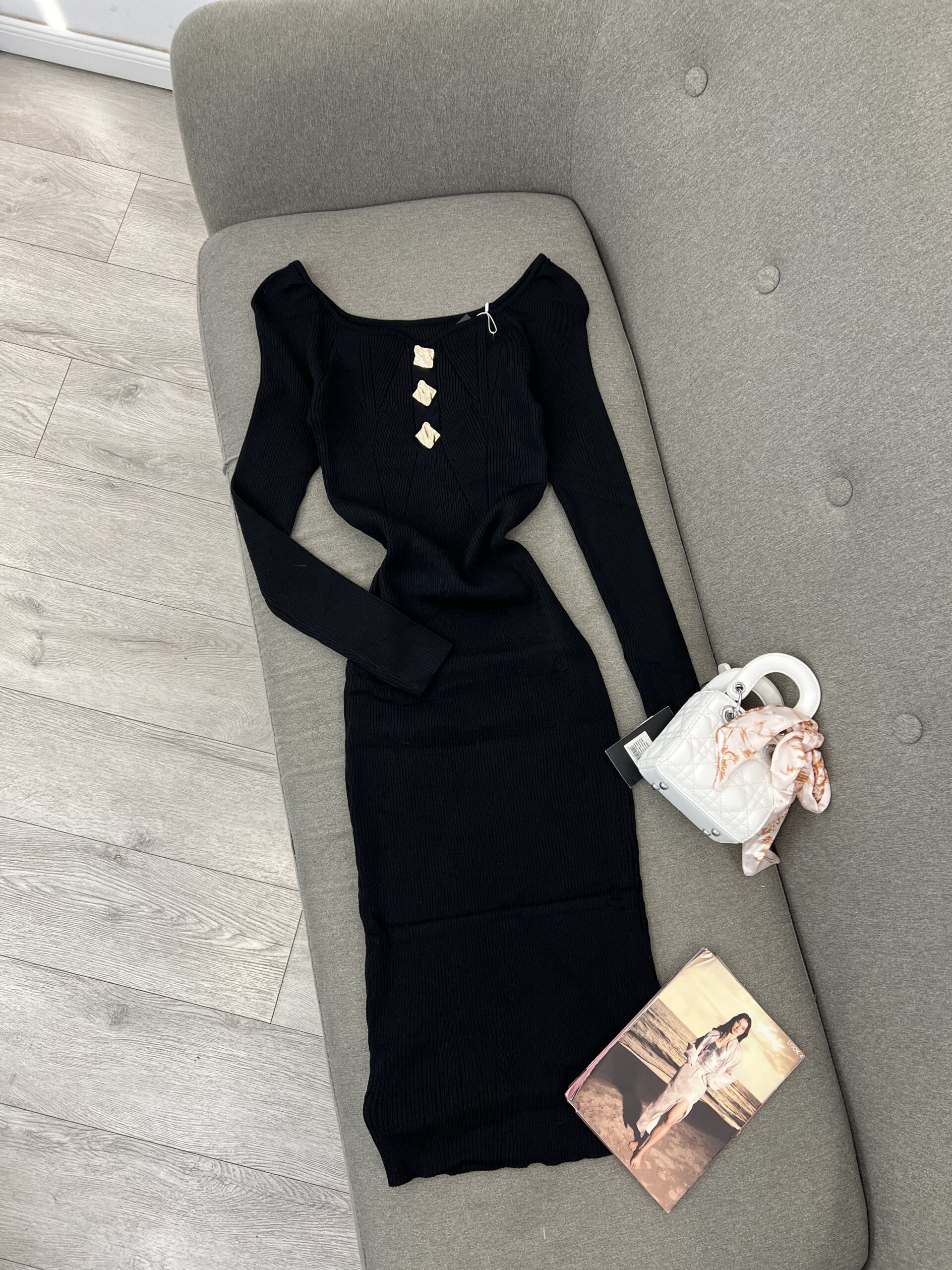 Fustan Triko I Ngushtë (Bodycon) në të Zezë – Elegancë me Detaje Diamanti