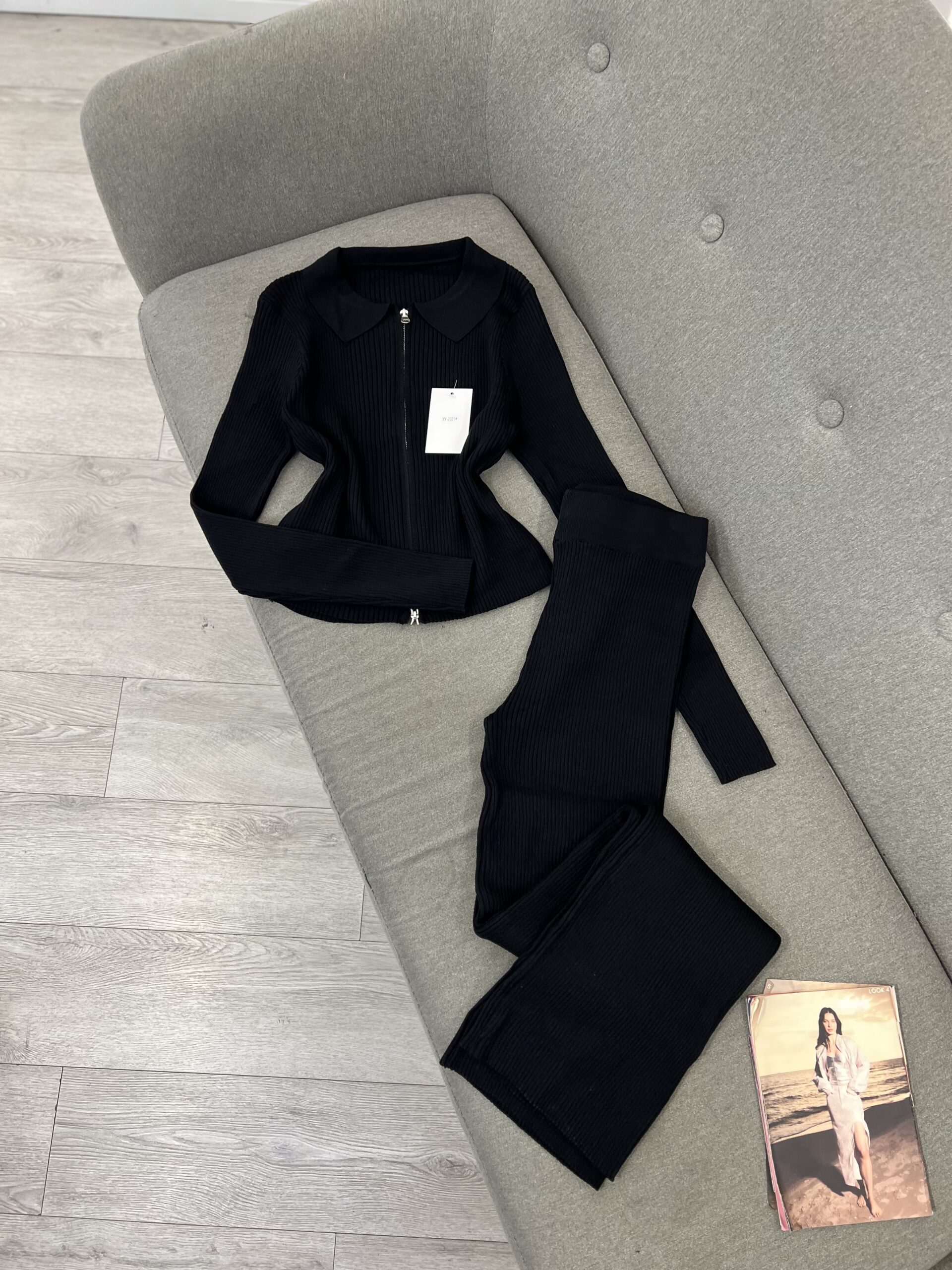 Set Luksoz Triko Rib në të Zezë – Elegancë Moderne me Zinxhir