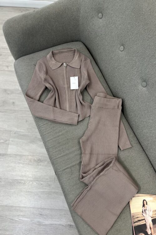 Set Triko Rib në Modë – Ngjyrë Kafe Pastel me Zinxhir dhe Pantallona Të Gjëra