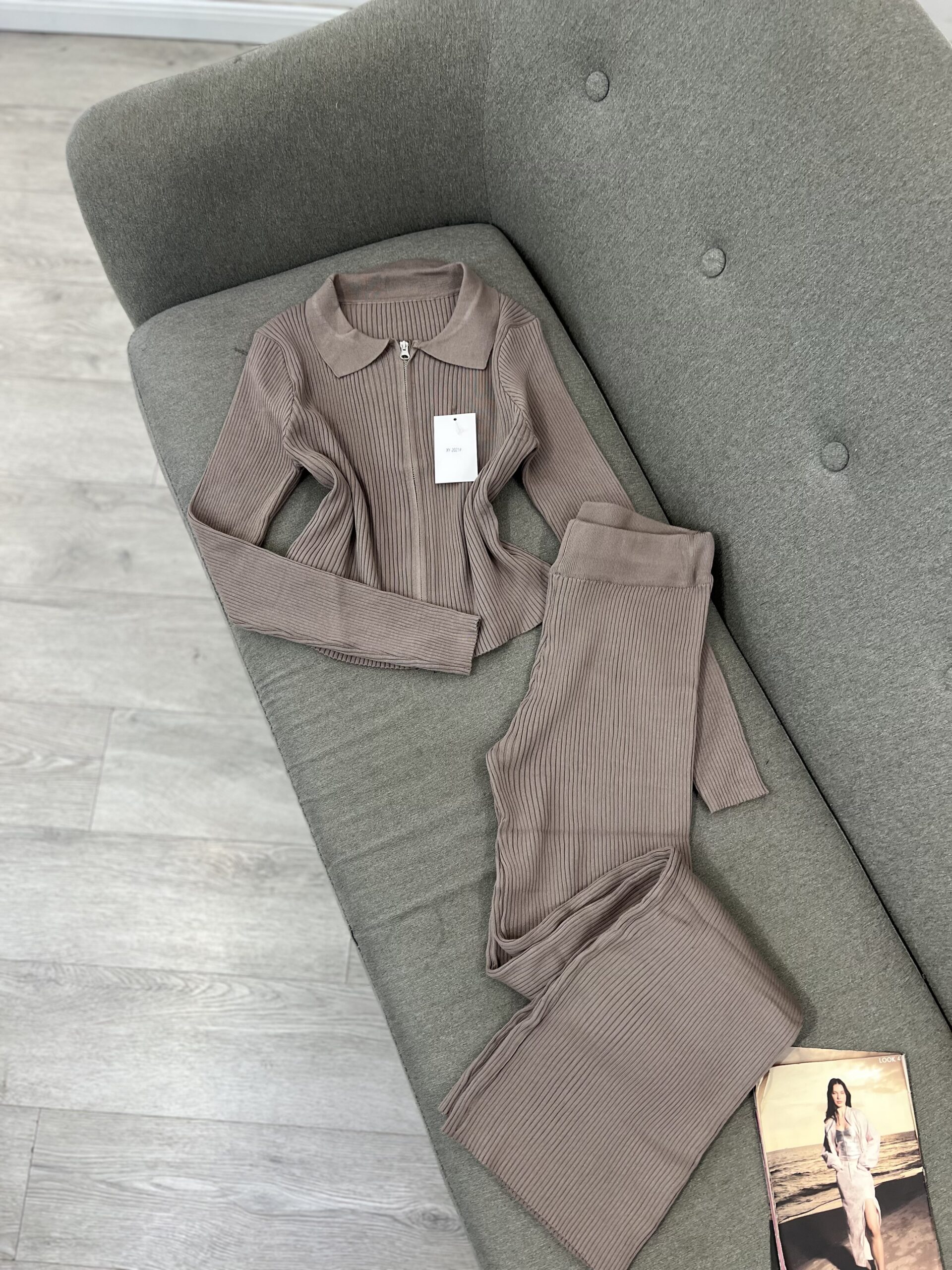 Set Triko Rib në Modë – Ngjyrë Kafe Pastel me Zinxhir dhe Pantallona Të Gjëra