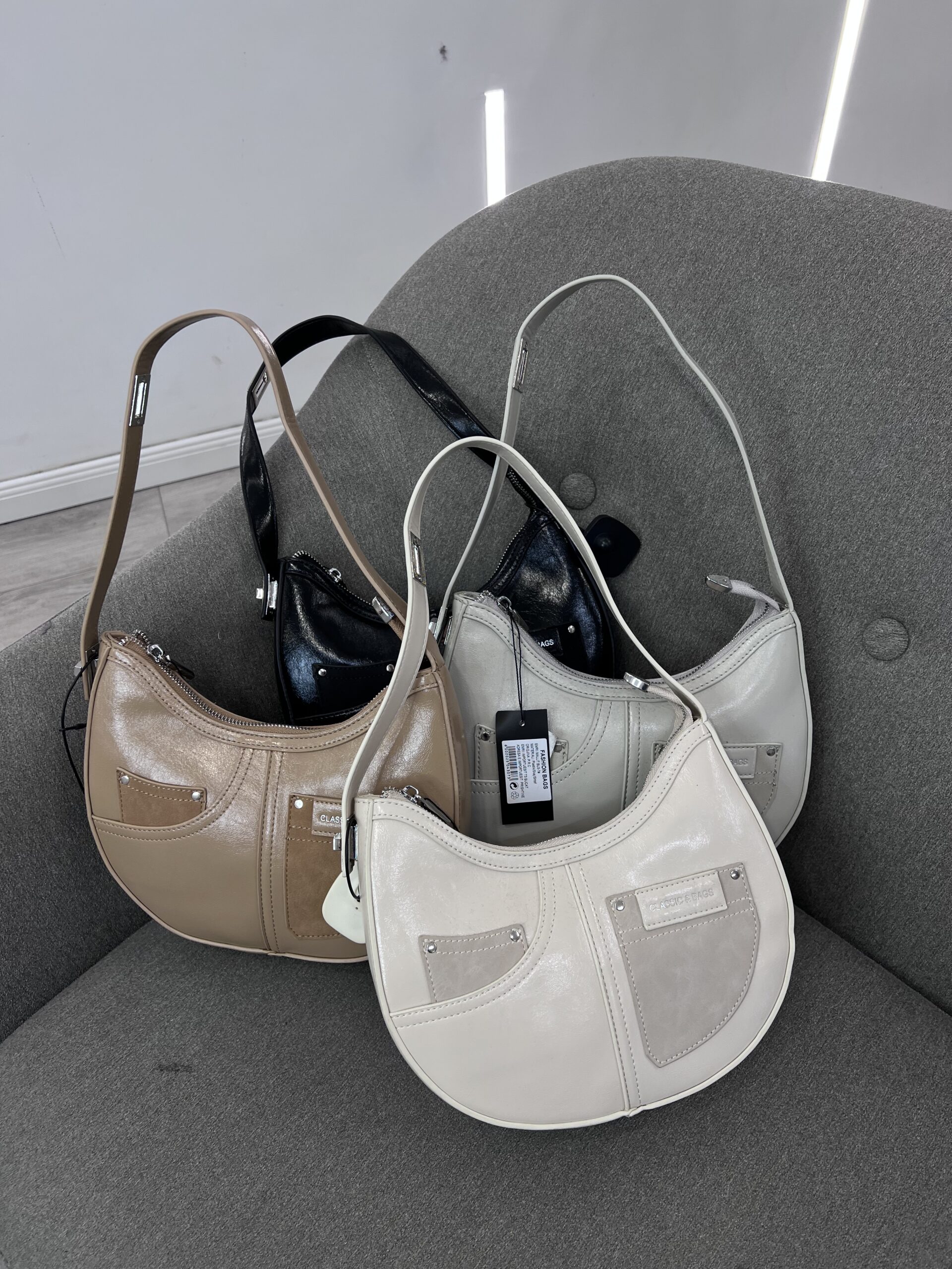 Set Çantash Krahu me Formë Gjysmëhëne – Elegancë në Nuanca Klasike