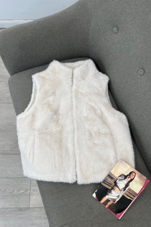 Jelek Lesh Artificial (Faux Fur) – I Butë, i Ngrohtë dhe Elegant në të Bardhë