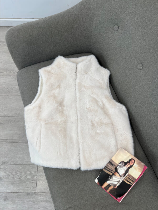 Jelek Lesh Artificial (Faux Fur) – I Butë, i Ngrohtë dhe Elegant në të Bardhë
