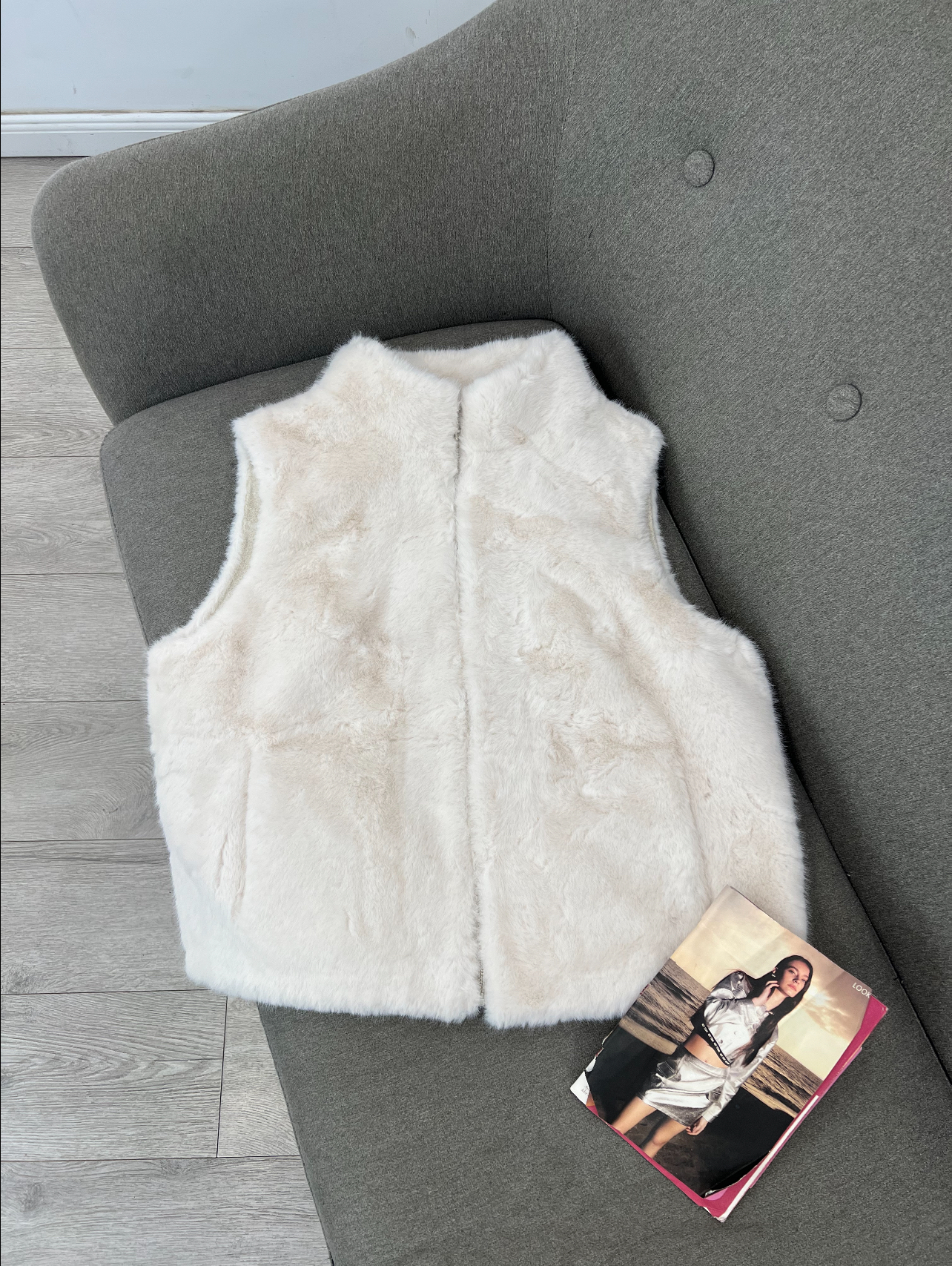 Jelek Lesh Artificial (Faux Fur) – I Butë, i Ngrohtë dhe Elegant në të Bardhë