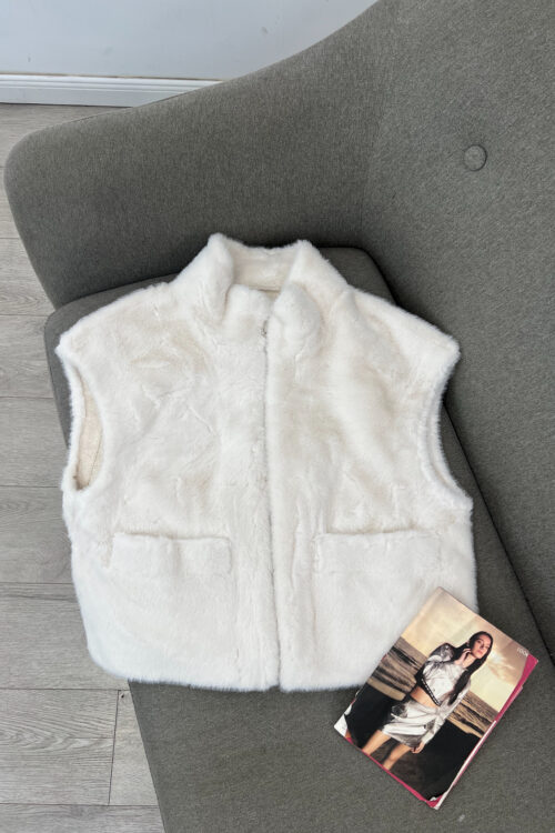 Jelek i Ngrohtë me Lesh Artificial (Faux Fur) – I Butë si Re në të Bardhë