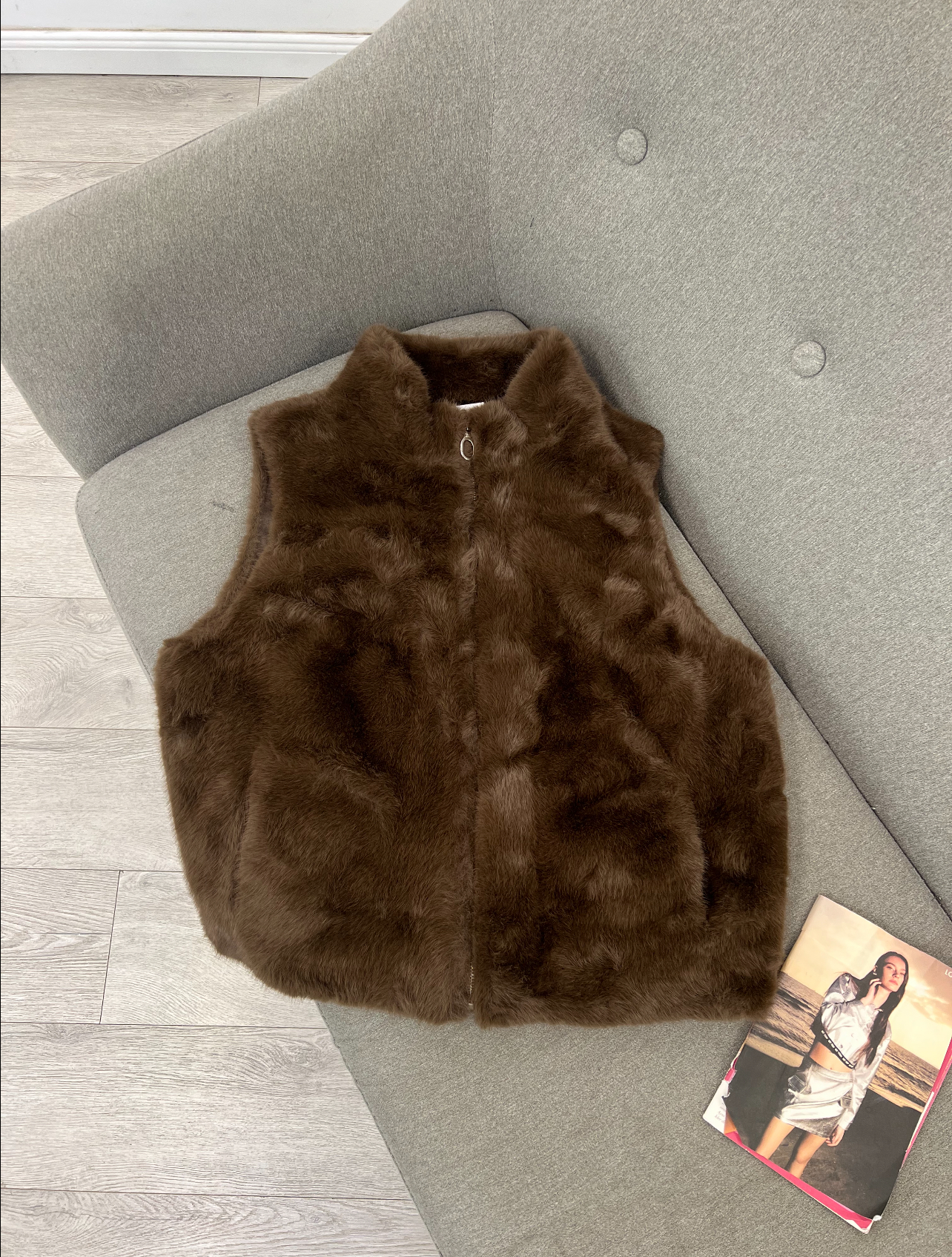 Jelek Lesh Artificial (Faux Fur) – I Ngrohtë dhe I Pasur në Ngjyrë Kafe Çokollatë