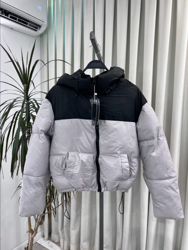 Xhaketë e Shkurtër (Puffer/Jelek) me Kapuç dhe Dy Ngjyra (Black & Grey)