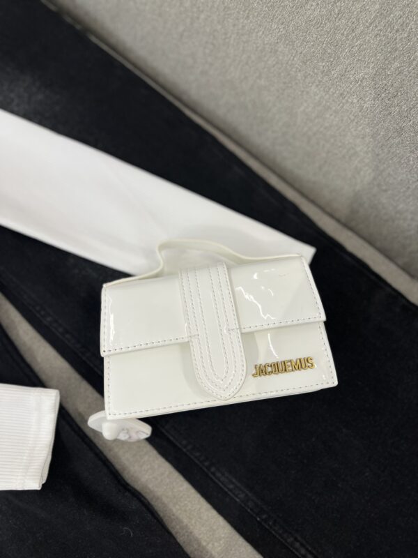Eleganca Minimale: Çanta e Vogël E Bardhë Jacquemus