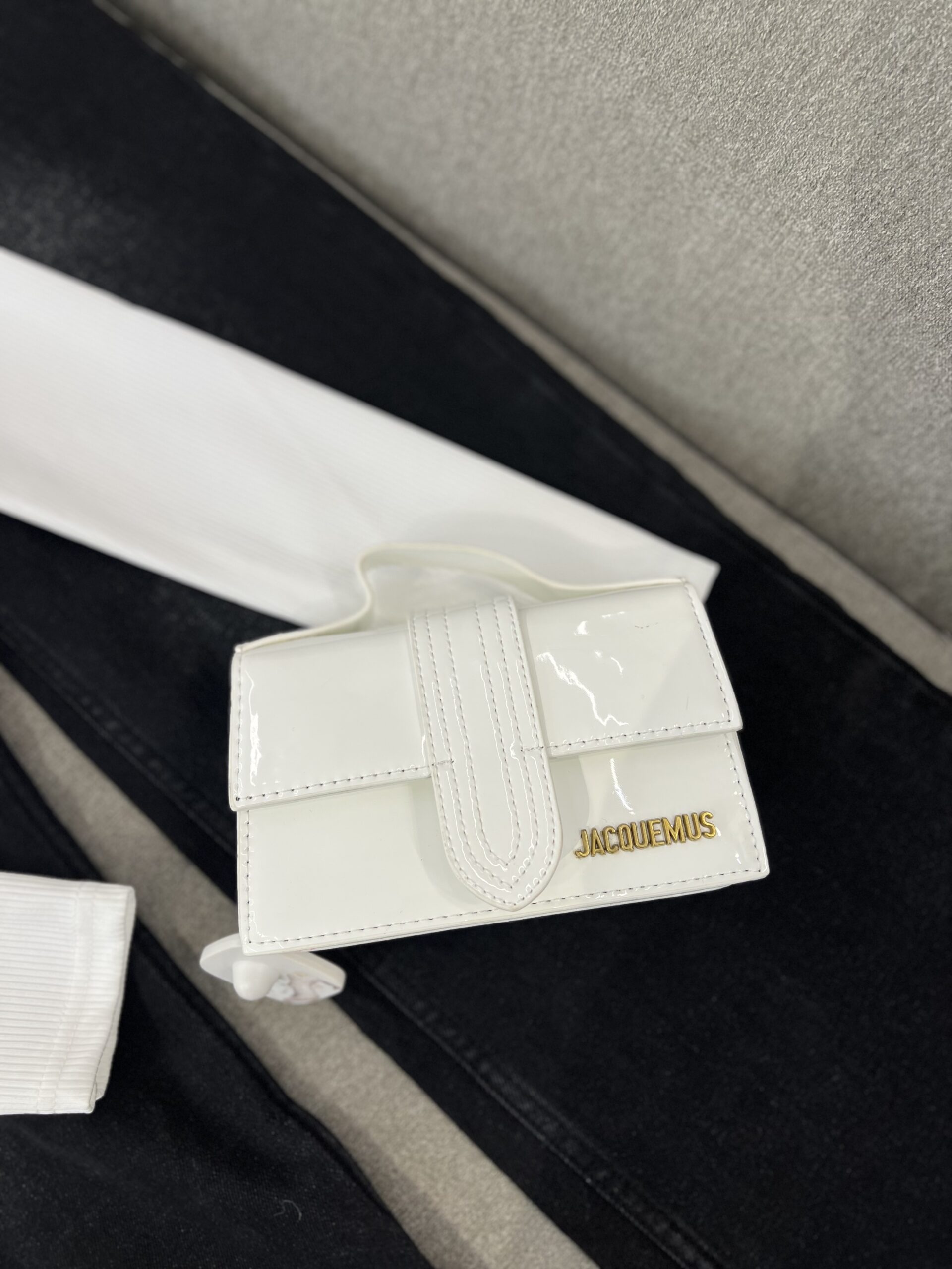 Eleganca Minimale: Çanta e Vogël E Bardhë Jacquemus
