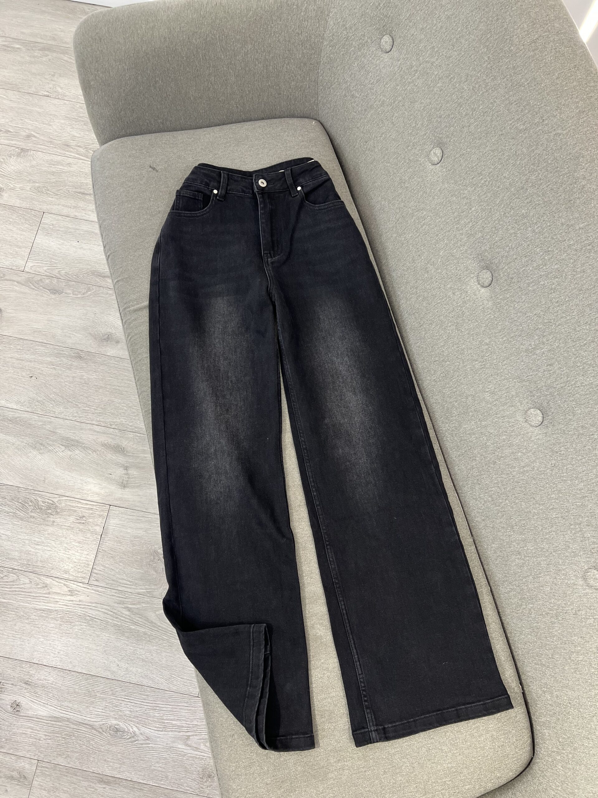 Xhinset e Zeza të Larta (High-Waisted) me Prerje të Gjerë