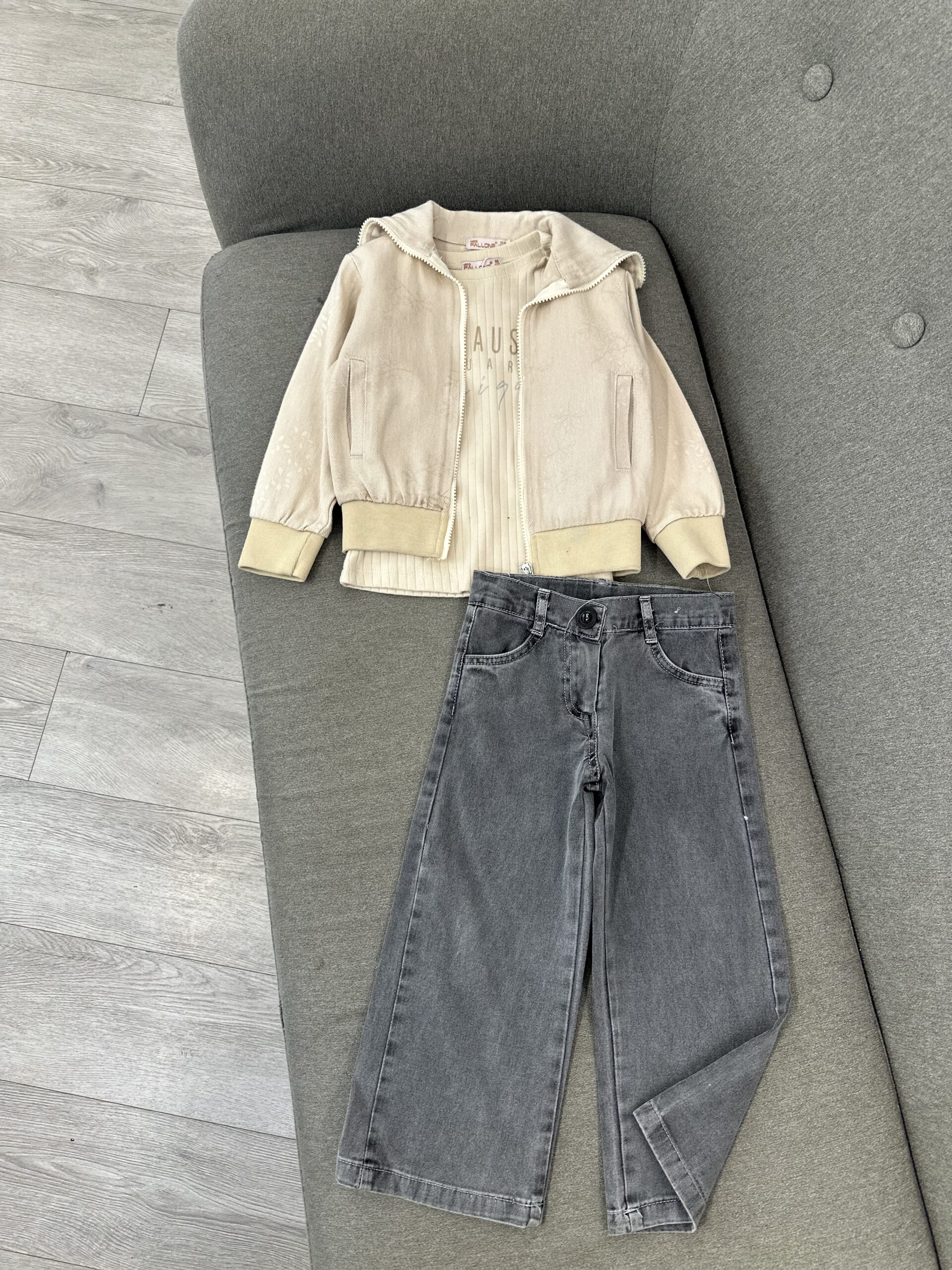Komplet Urban: Xhaketë Bezhë ‘Bomber’ & Pantallona Xhins ‘Wide Leg’ Gri