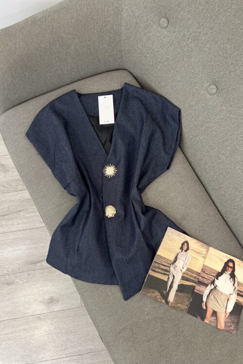 Këmishë elegante me prerje V dhe aksesorë guackash