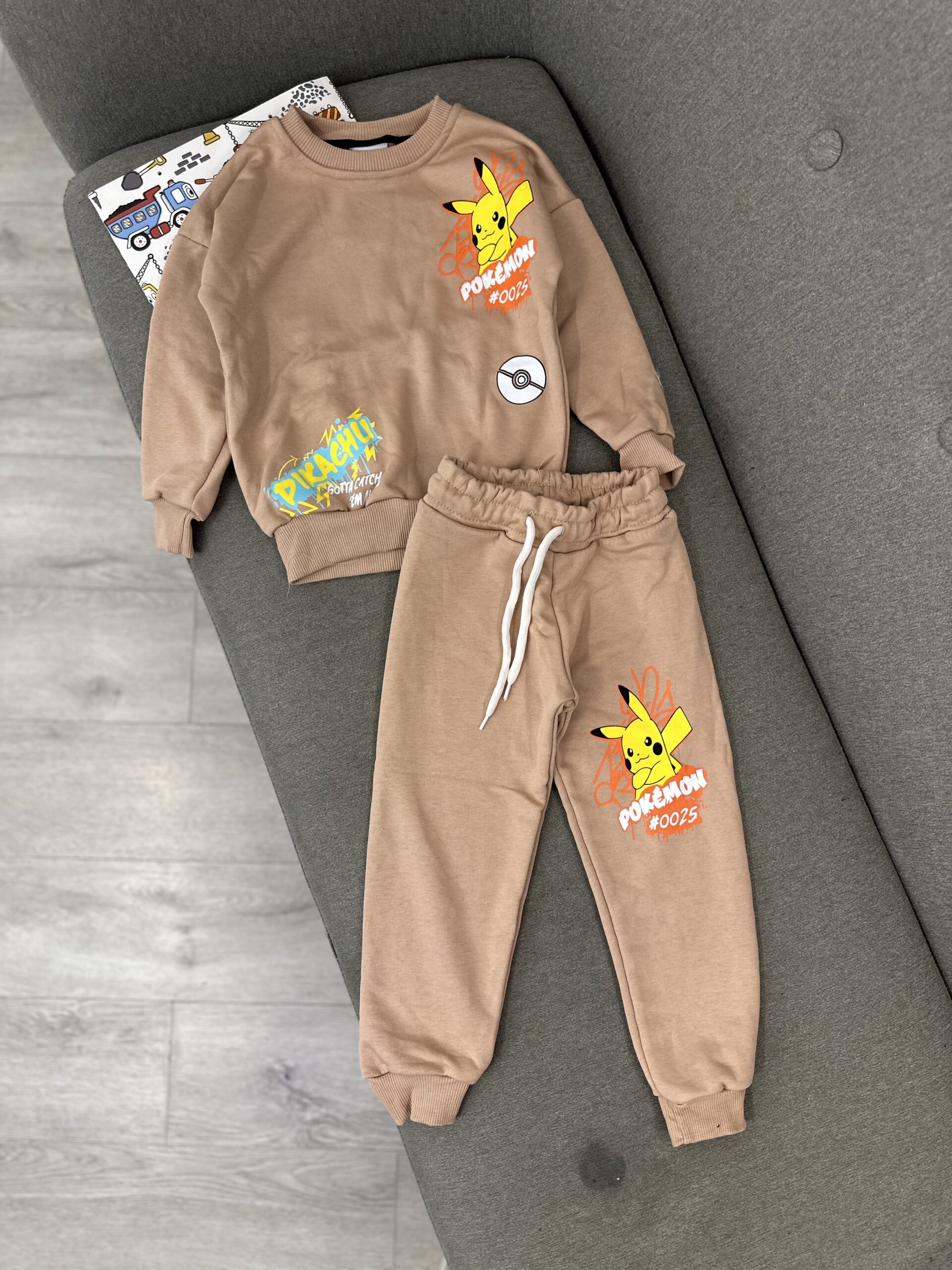 Komplet Pokémon Pikachu – Kapni stilin dhe rehatinë!