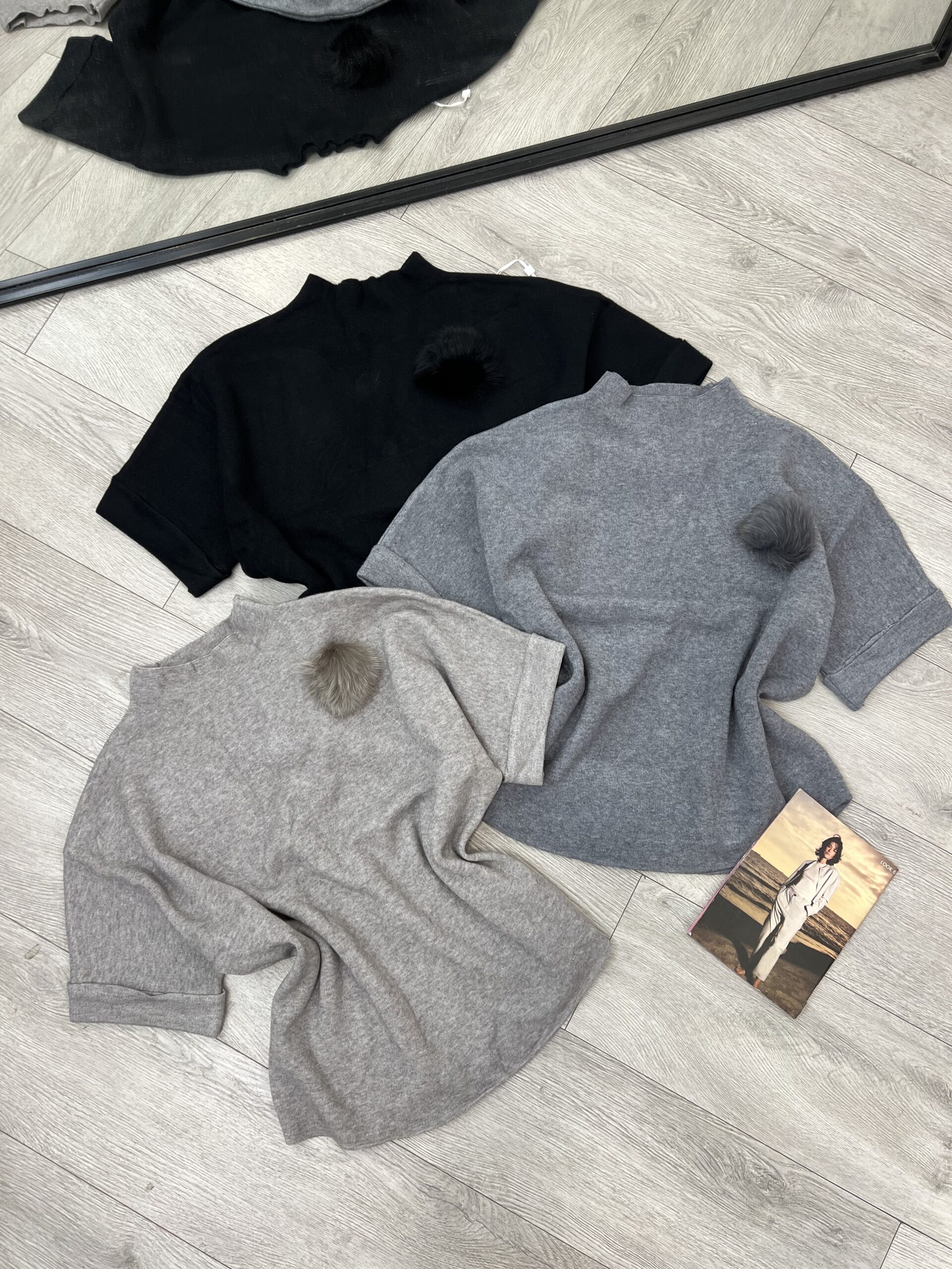 Bluza me mëngë të shkurtra dhe detaje me pupla