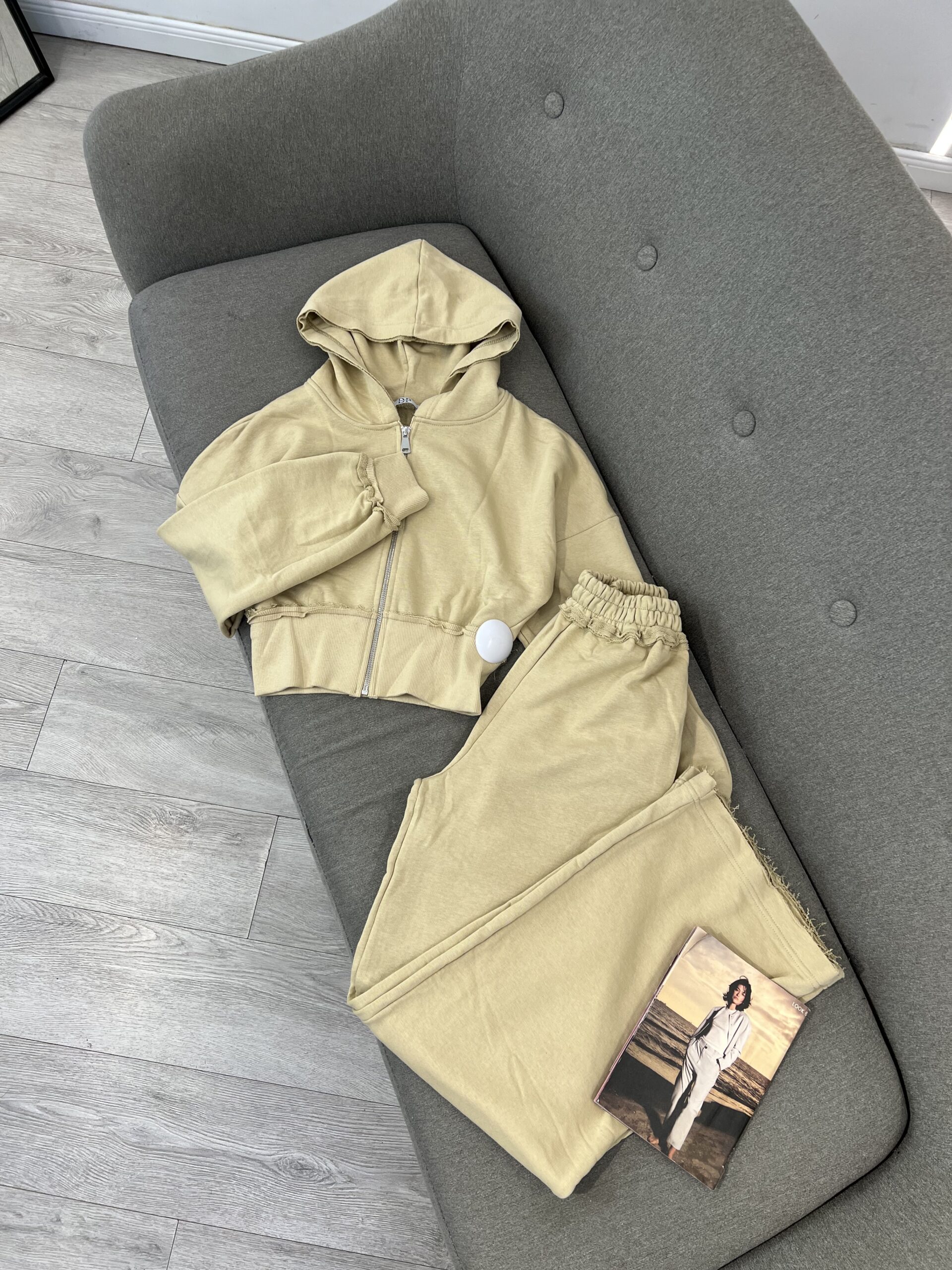 Komplet Sportiv (Crop Top Xhup dhe Pantallona)
