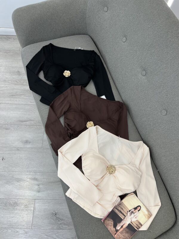 Bluza me dekolte V dhe detaje zbukurimi