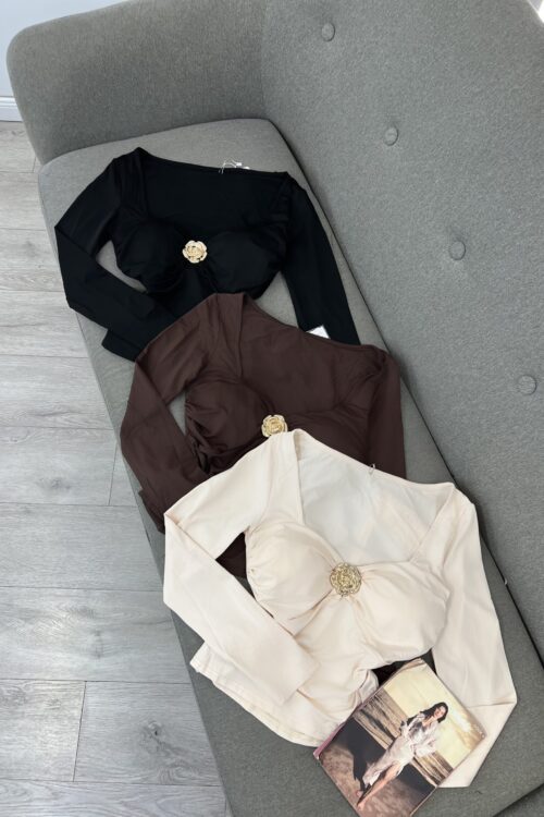 Bluza me dekolte V dhe detaje zbukurimi